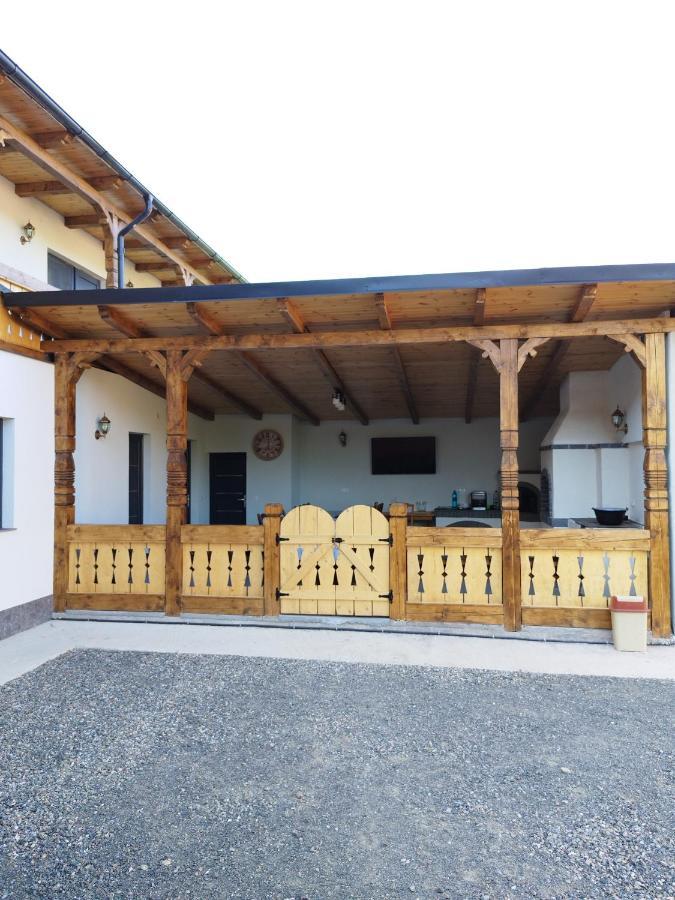 Sighetu Marmaţiei Casa De Langa Padure酒店 外观 照片